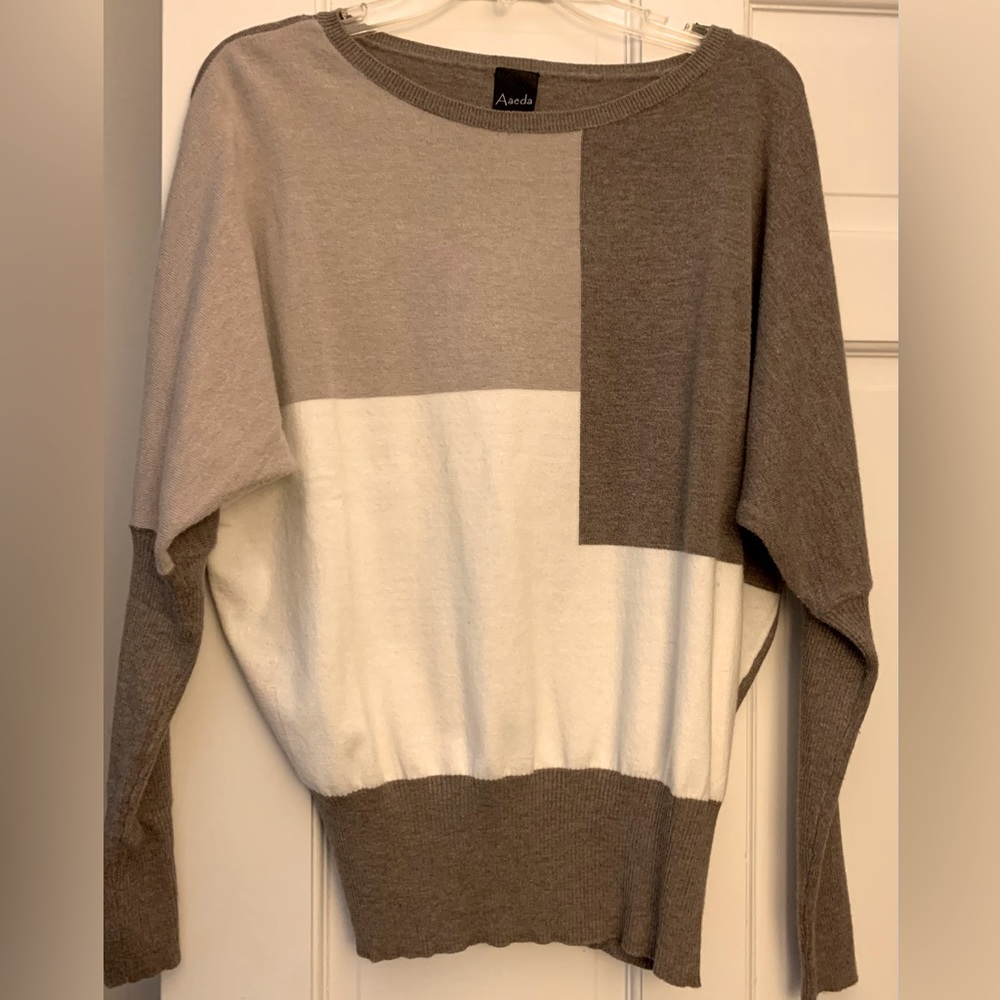 Beautiful Sweater Beige Taupe Cream Squares Like New! Medium